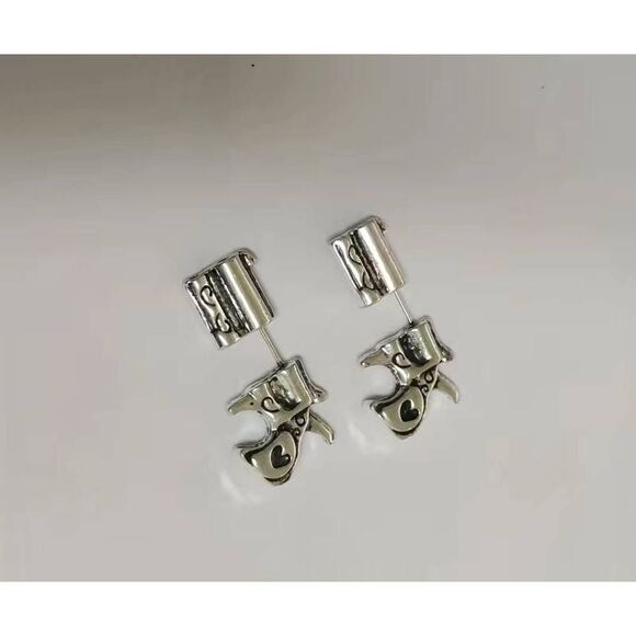 💕5/$18 Cute Engraved Gun Earrings - Picture 1 of 1